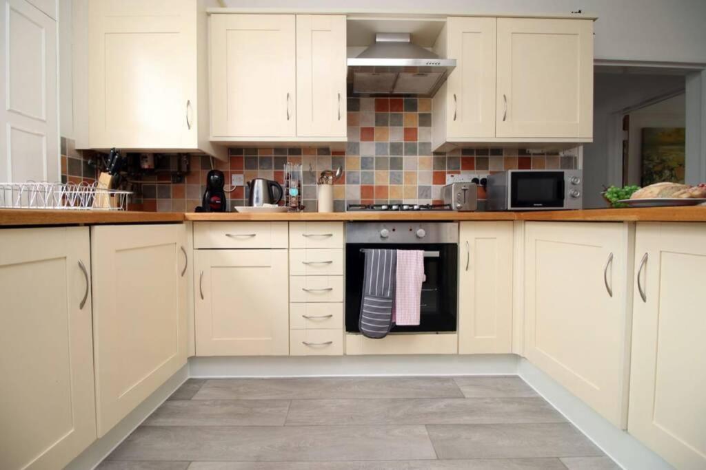 Spacious Georgian 3bedroom Apartment, 5 Mins From Abbey