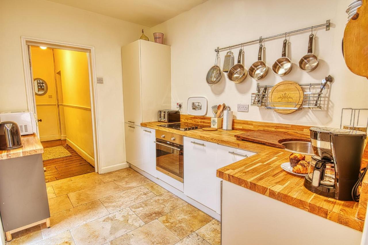 4 Bedroom House In With Garden & Free Private Parking * Bath