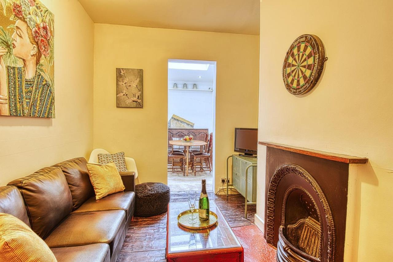 4 Bedroom House In With Garden & Free Private Parking *