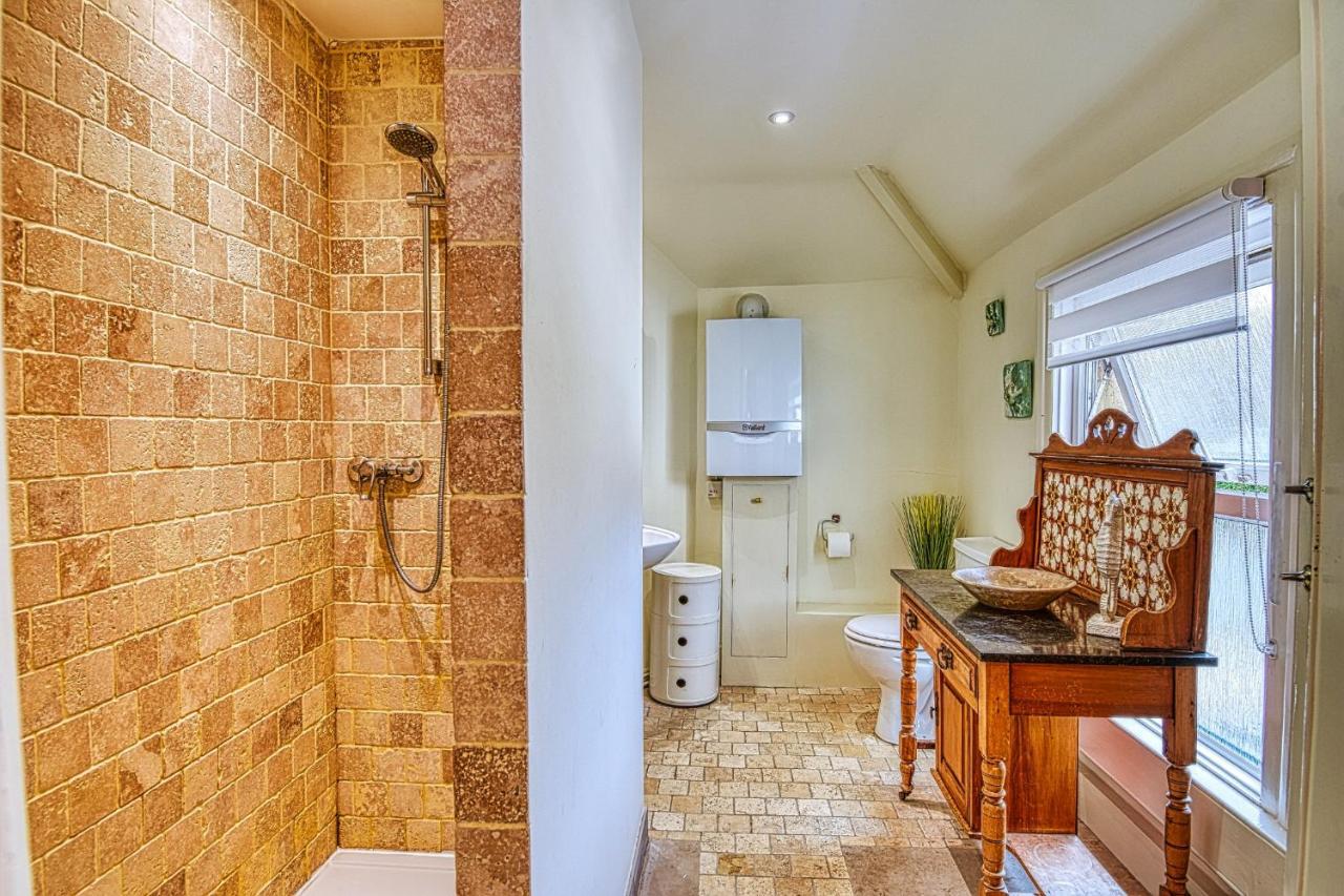 4 Bedroom House In With Garden & Free Private Parking Holiday home