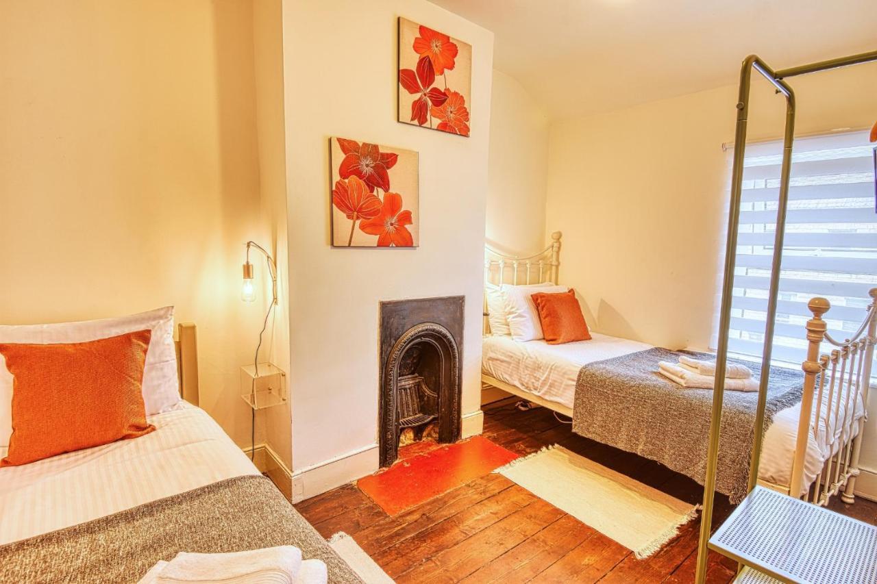 Holiday home 4 Bedroom House In With Garden & Free Private Parking