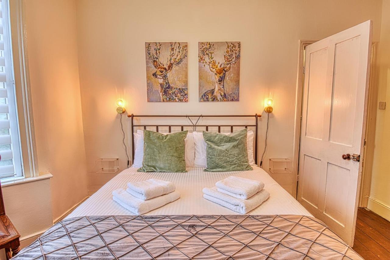 4 Bedroom House In With Garden & Free Private Parking *