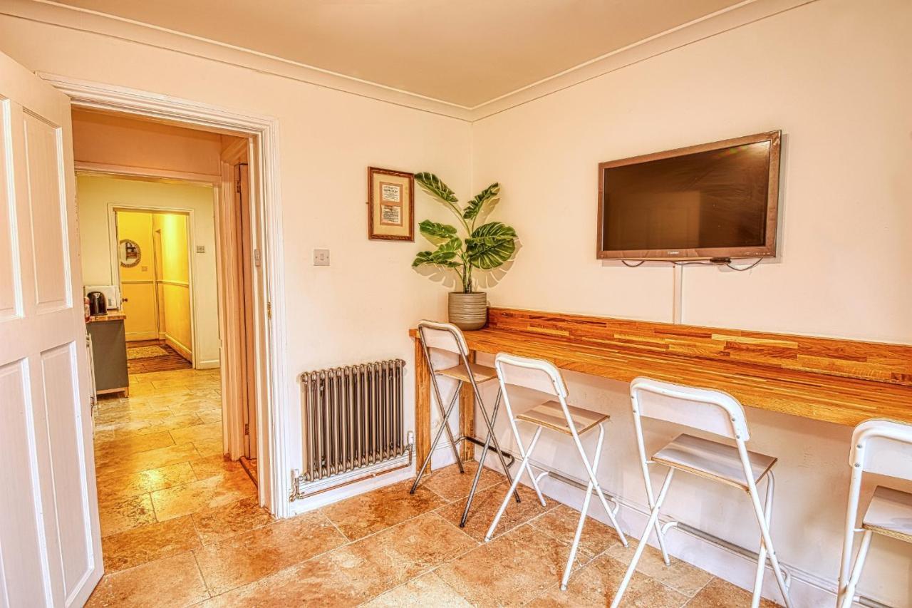 4 Bedroom House In With Garden & Free Private Parking Holiday home *