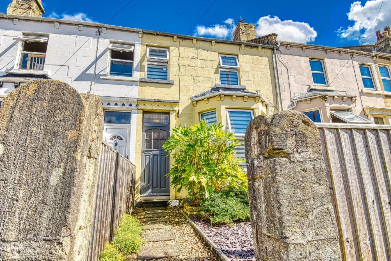 4 Bedroom House In With Garden & Free Private Parking *
