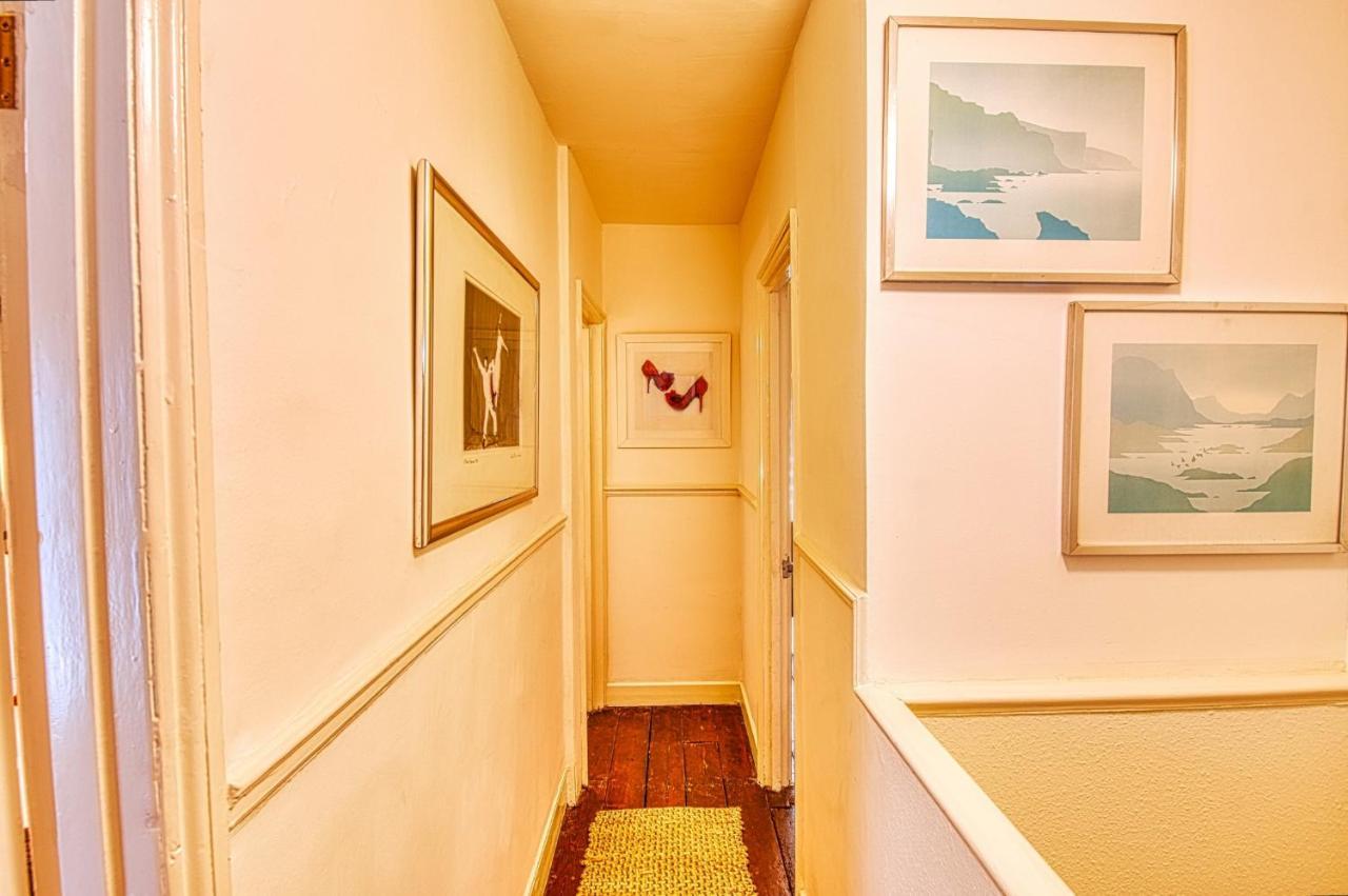 4 Bedroom House In With Garden & Free Private Parking Holiday home