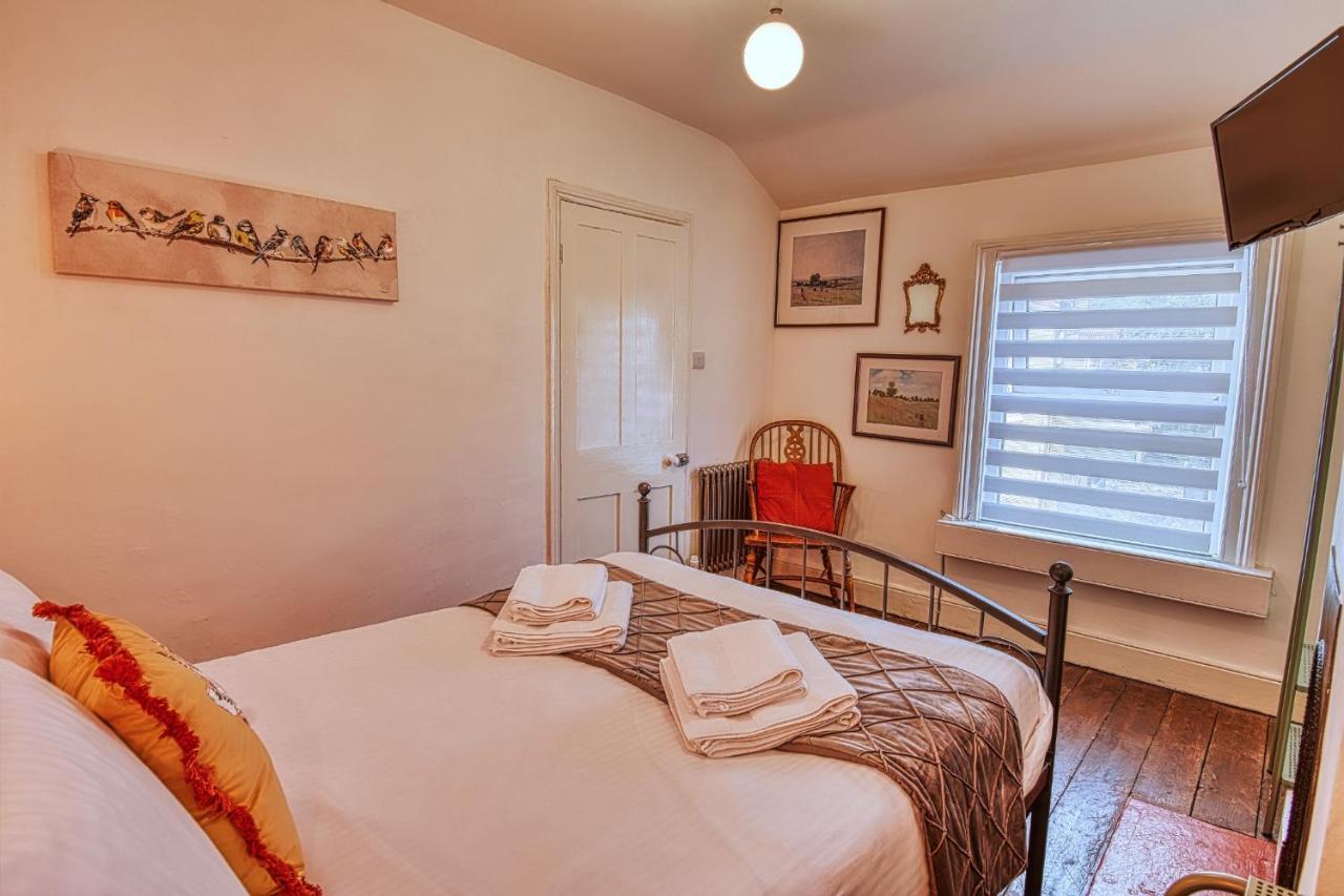 4 Bedroom House In With Garden & Free Private Parking Holiday home