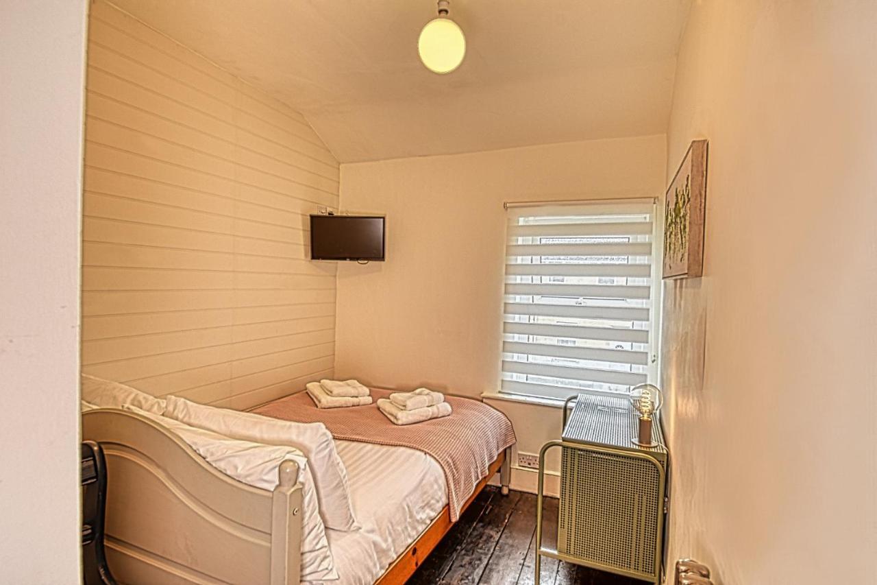 Holiday home 4 Bedroom House In With Garden & Free Private Parking Bath