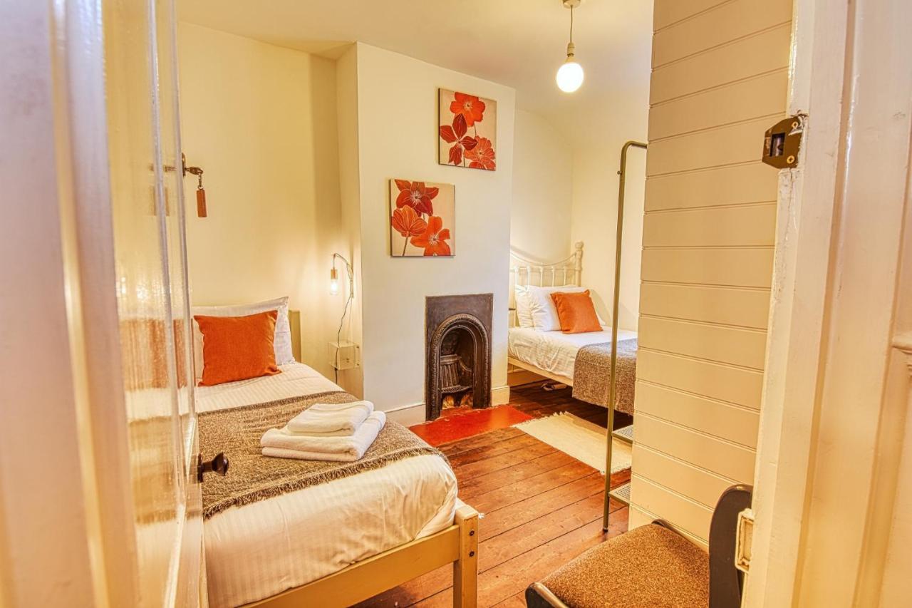 4 Bedroom House In With Garden & Free Private Parking Bath