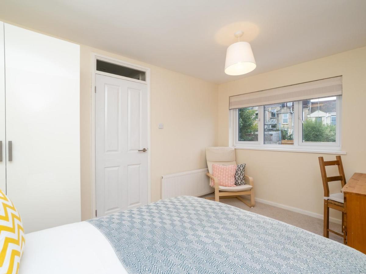 Pass The Keys Modern 2 Bedroom House With On Street Parking *