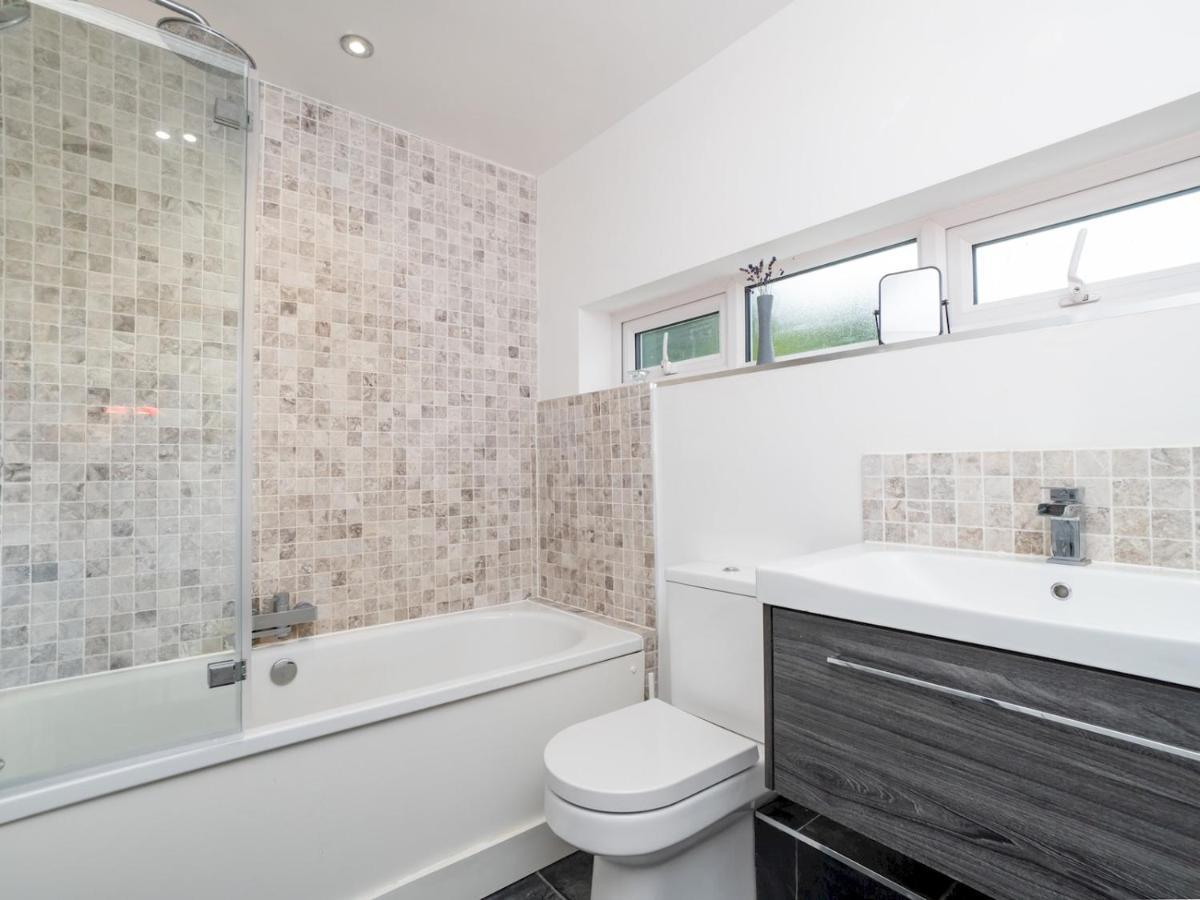 Holiday home Pass The Keys Modern 2 Bedroom House With On Street Parking *