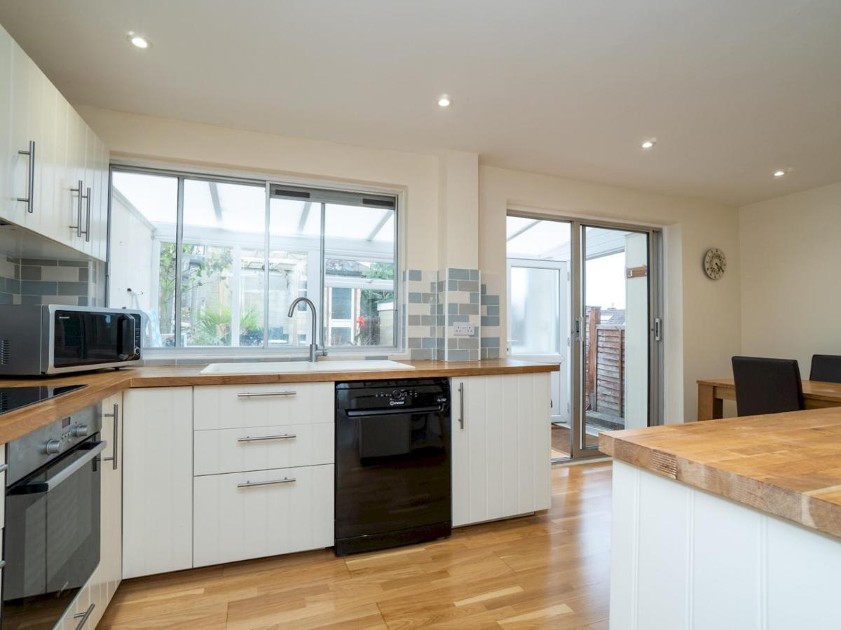 Pass The Keys Modern 2 Bedroom House With On Street Parking Holiday home