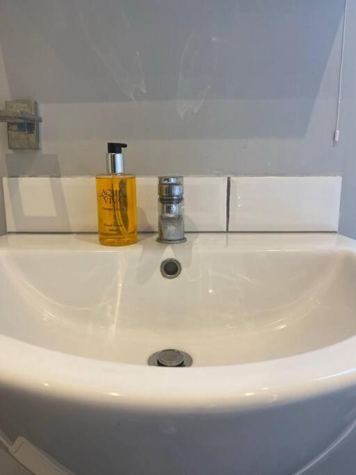 12 Lorne Road By Mia Living Stylish & Modern 2 Bedroom *