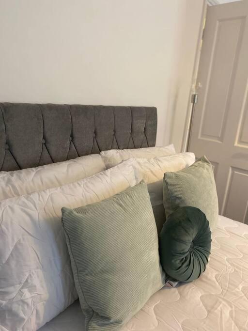 12 Lorne Road By Mia Living Stylish & Modern 2 Bedroom * Bath