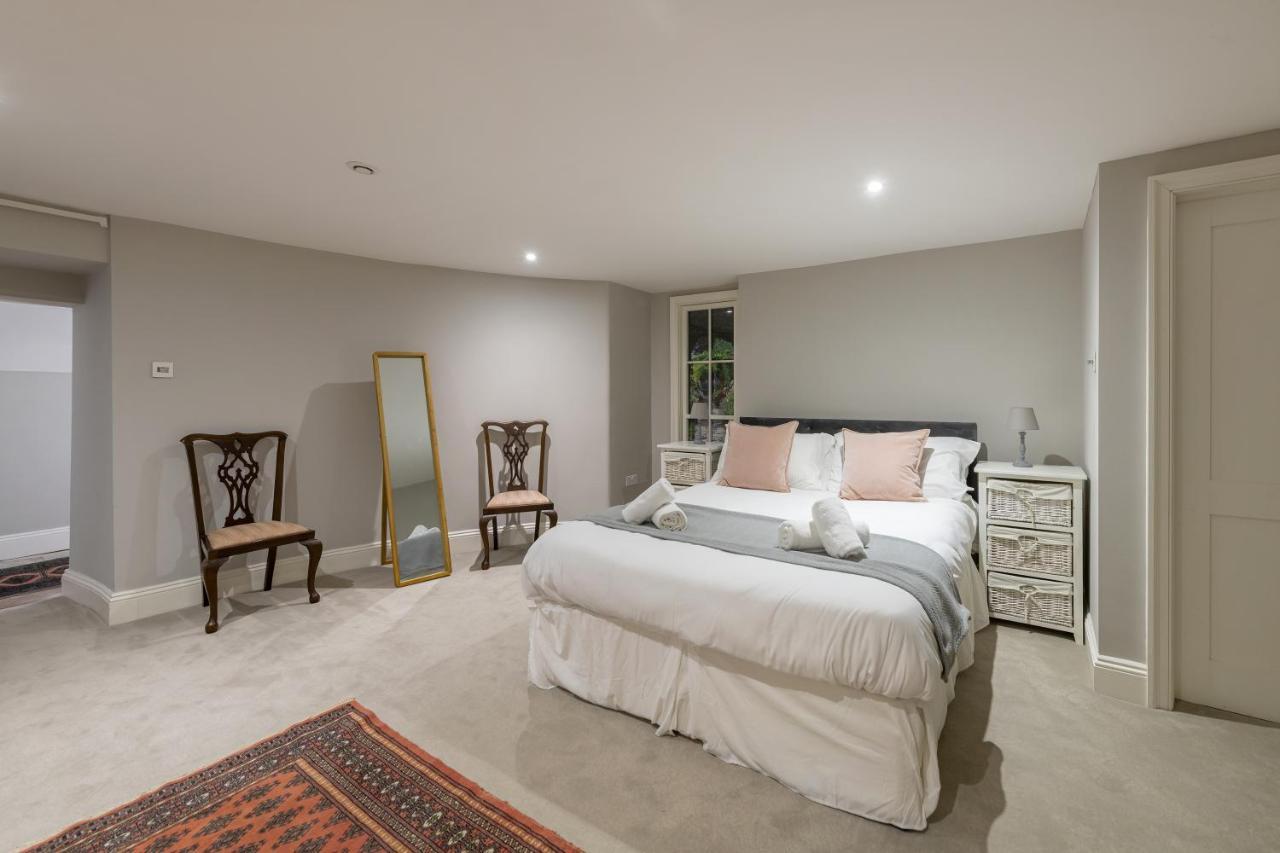 Georgian 2 Bed With 3 Bathrooms And Parking * Bath