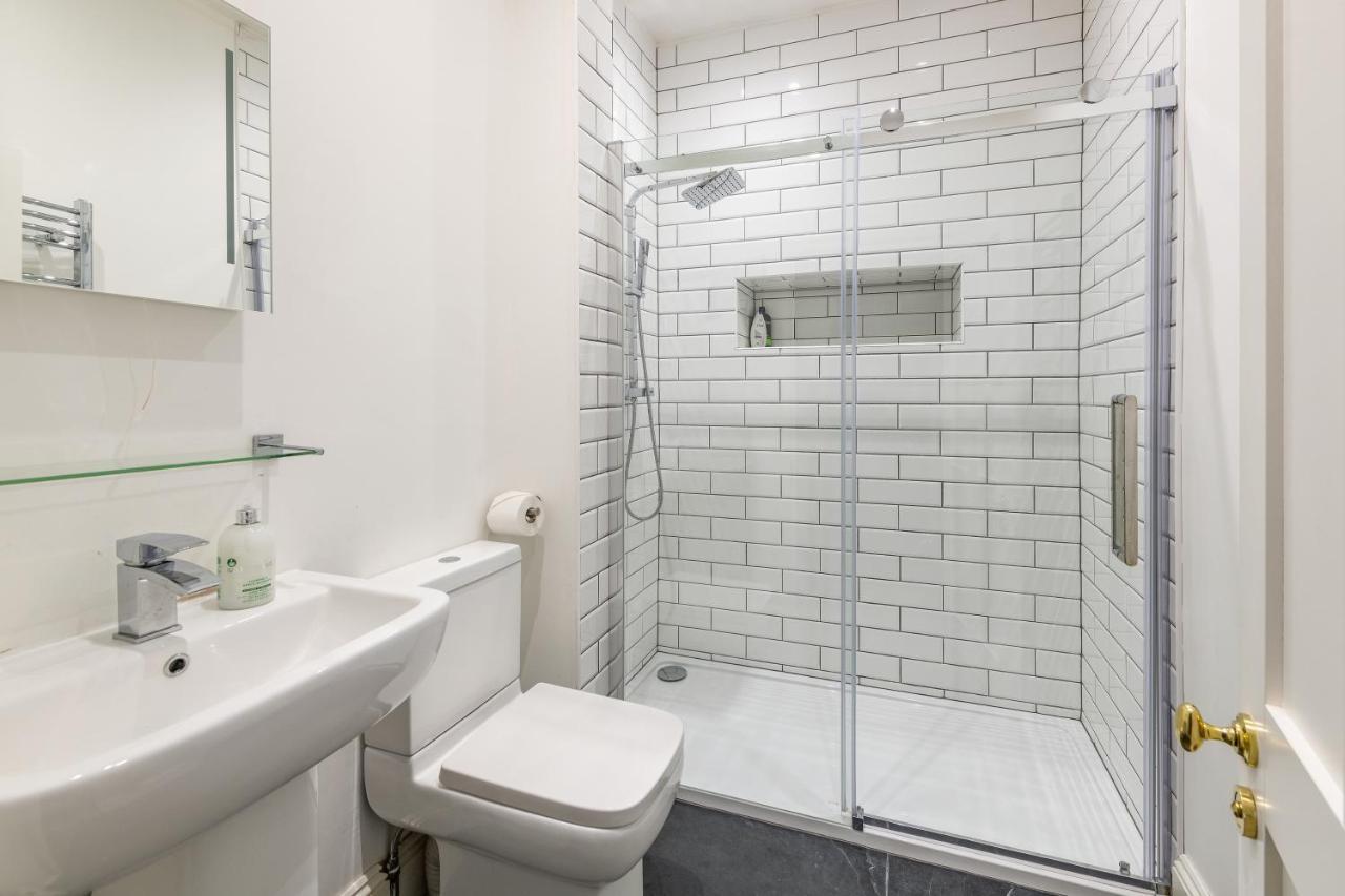 Georgian 2 Bed With 3 Bathrooms And Parking *