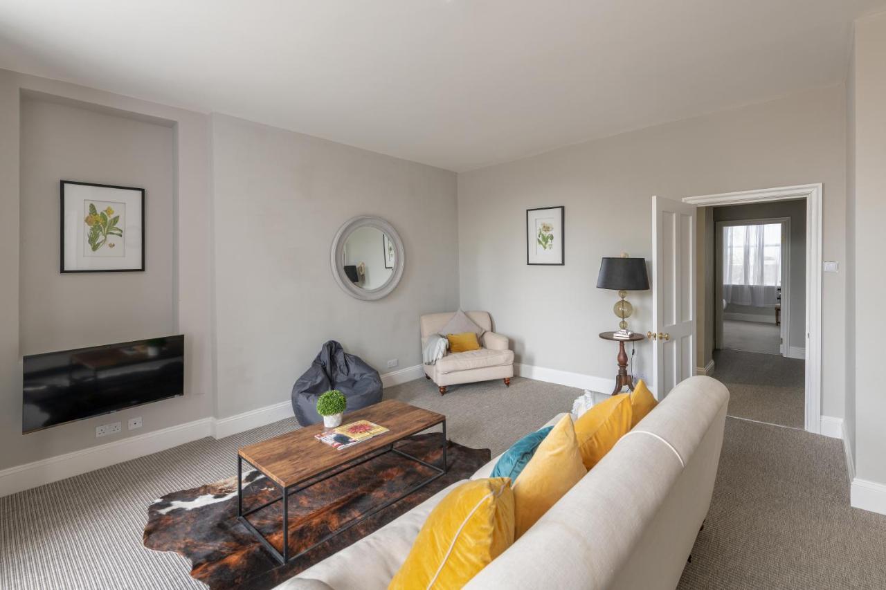 Georgian 2 Bed With 3 Bathrooms And Parking * Bath