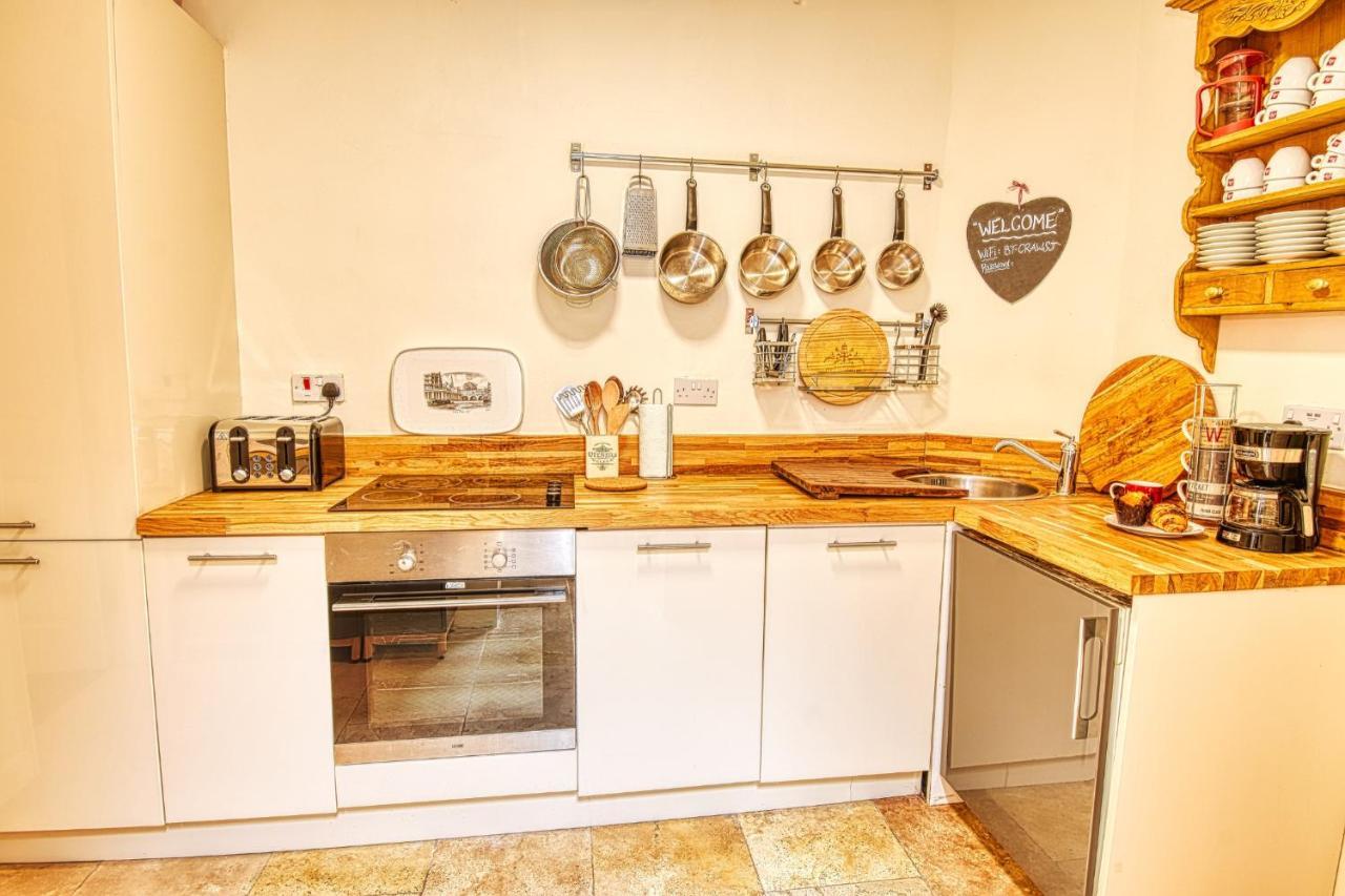 4 Bedroom House In With Garden & Free Private Parking Bath