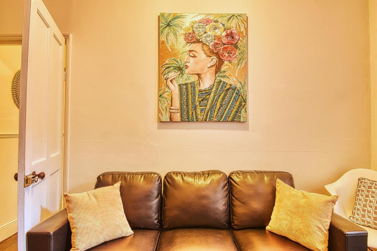 4 Bedroom House In With Garden & Free Private Parking