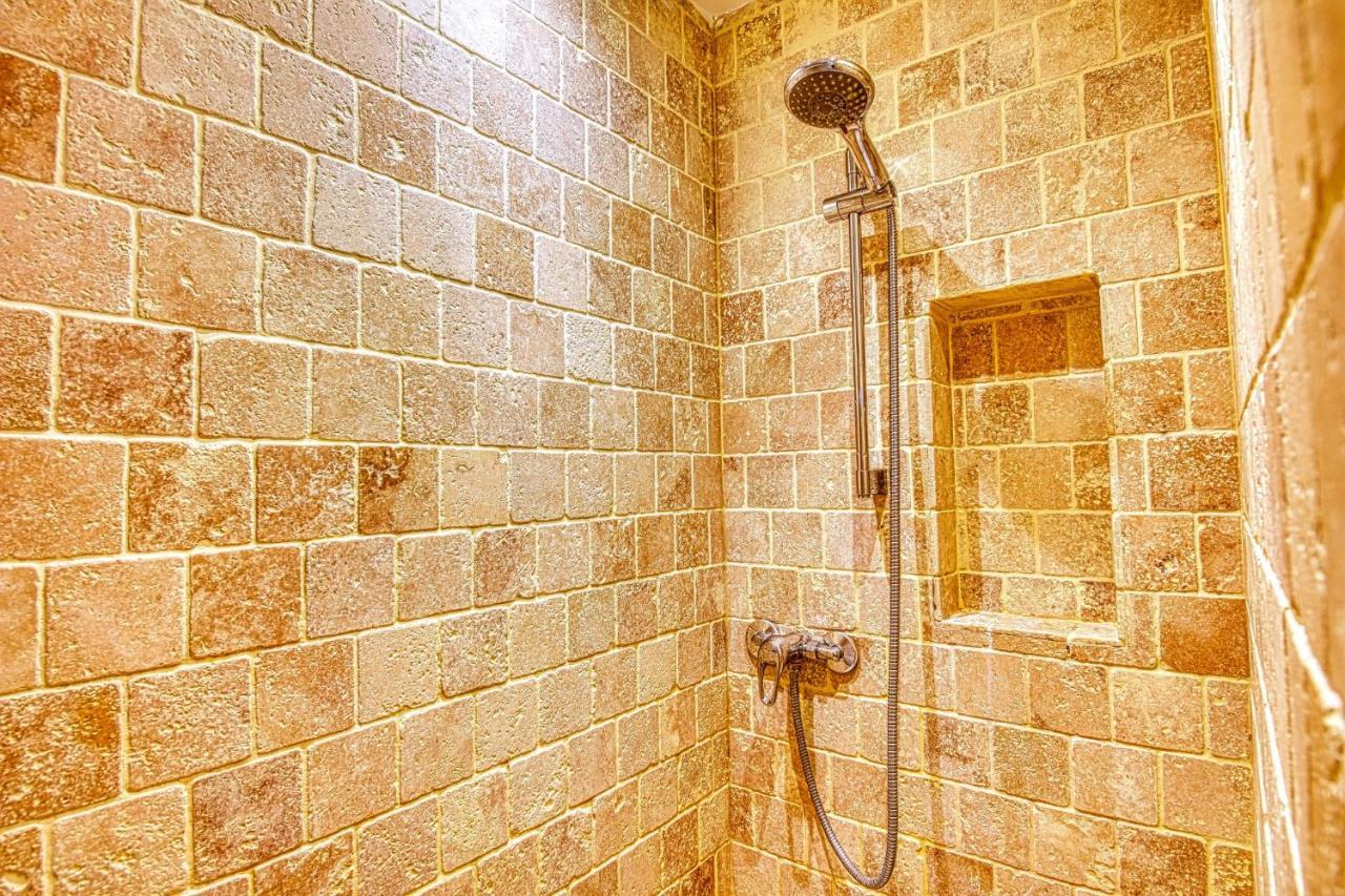 4 Bedroom House In With Garden & Free Private Parking * Bath