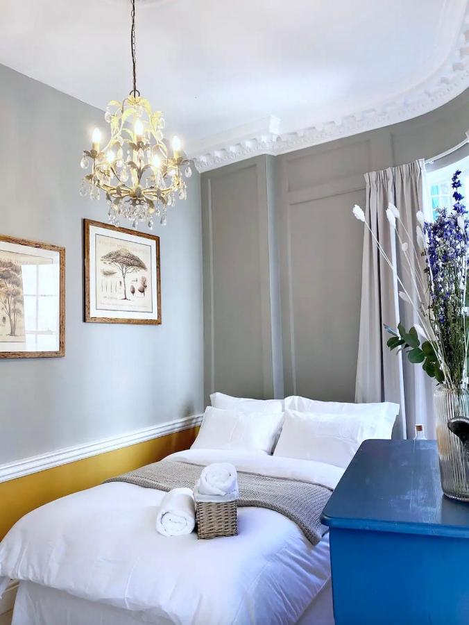 Elegant Georgian In Bath's Iconic Centre Apartment *