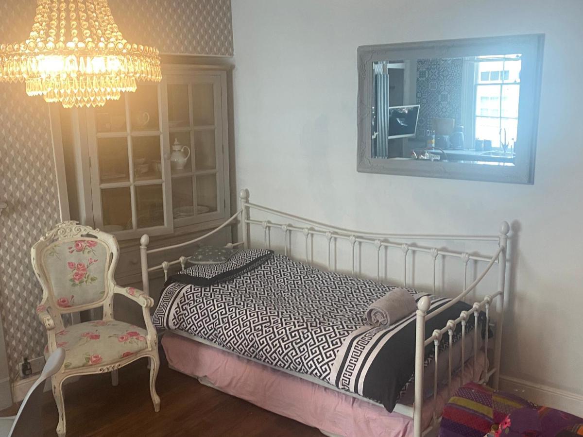 Apartment Georgian At Thomas Street Double Bedroom And Two Single Trundle Beds