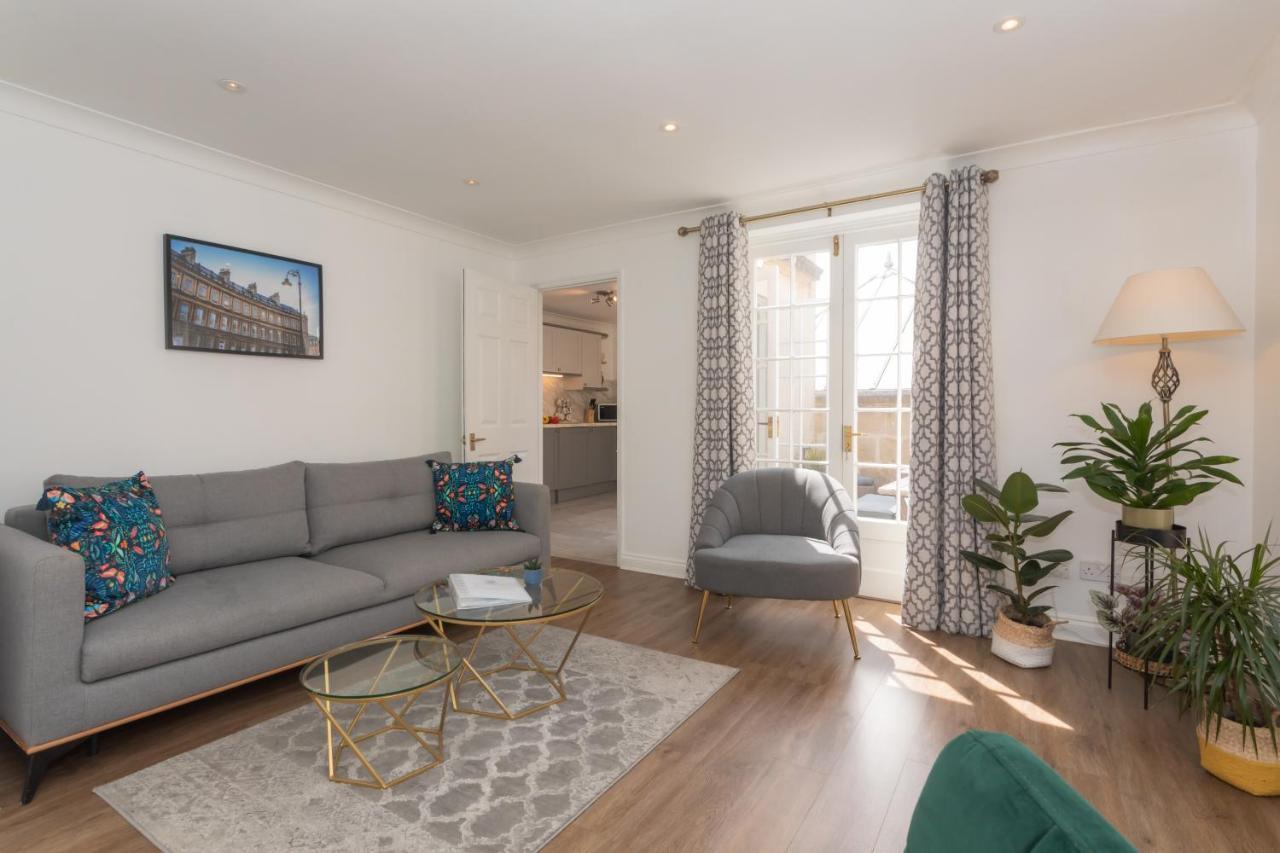 Crescent Mews Apartment Bath