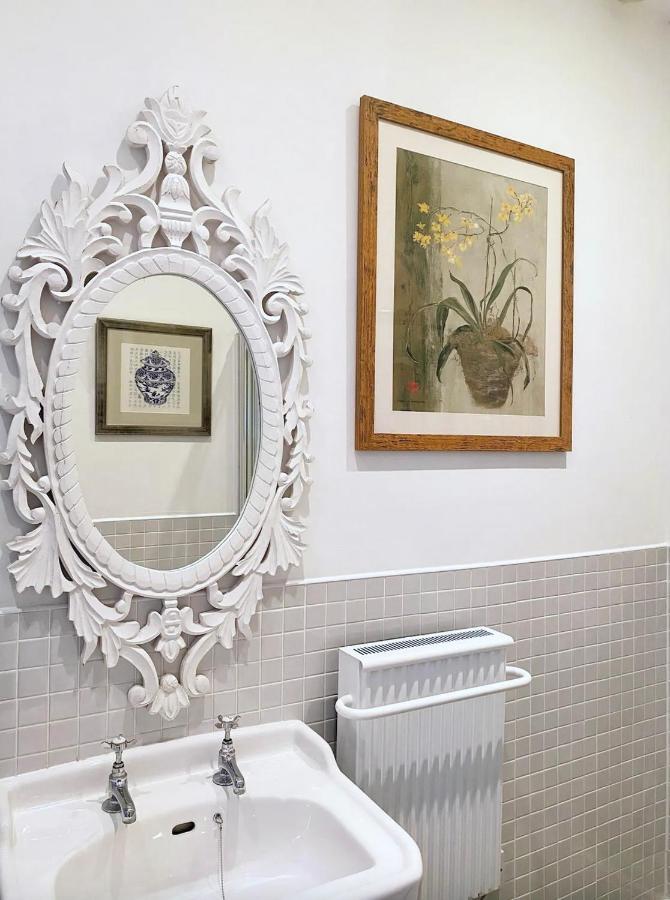 Elegant Georgian In Bath's Iconic Centre Apartment