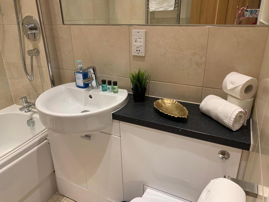 Beautiful 2 Bedroom In Apartment Bath