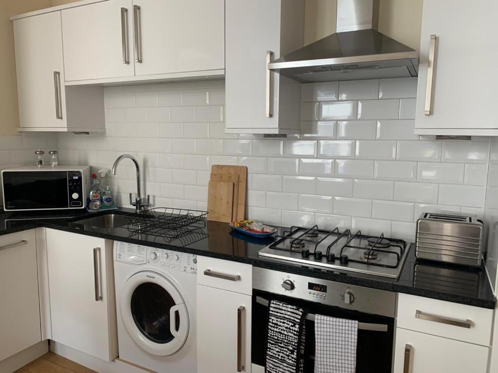 Beautiful 2 Bedroom In Apartment Bath