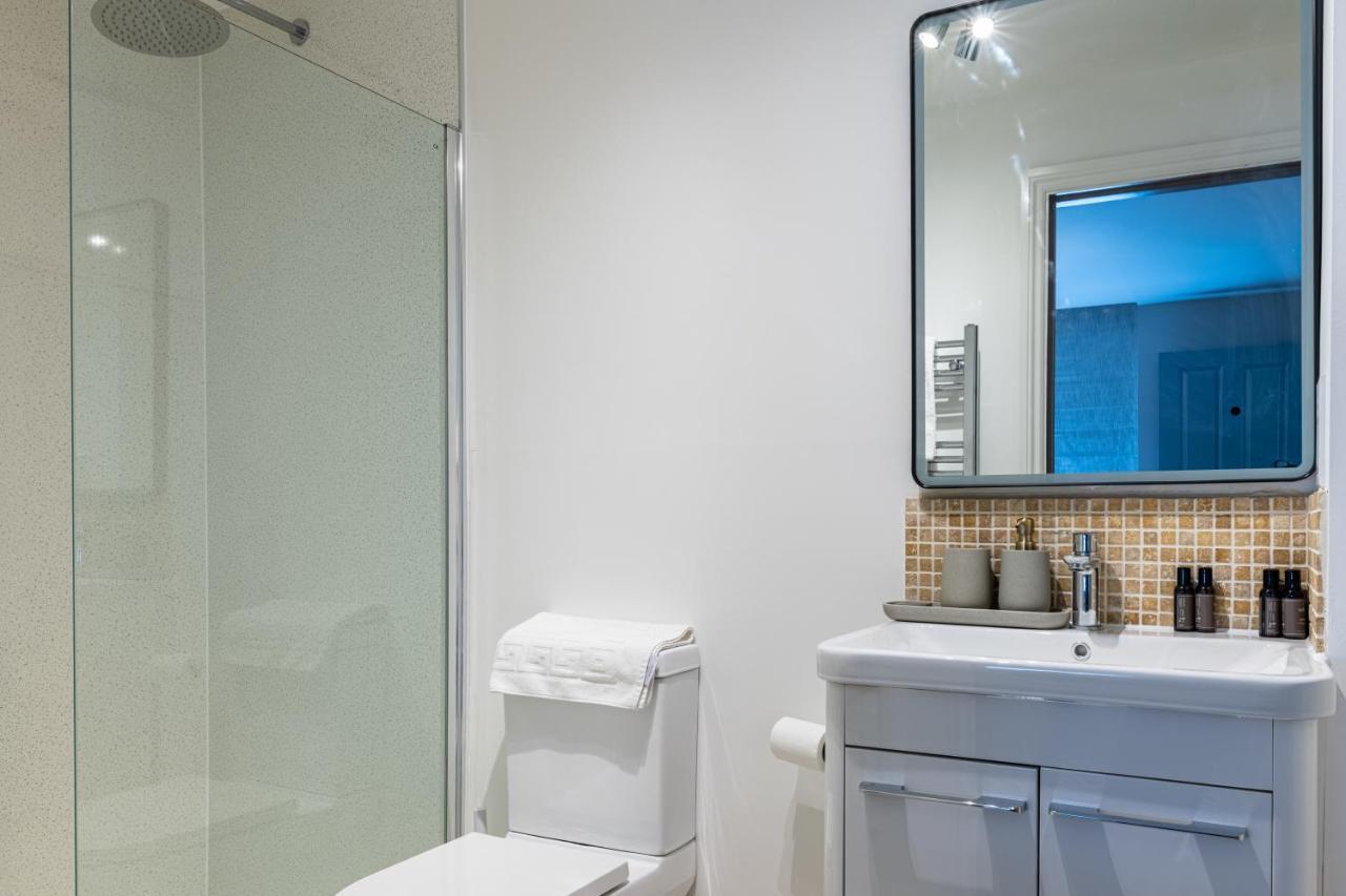 Stylish 1 Bed Bath