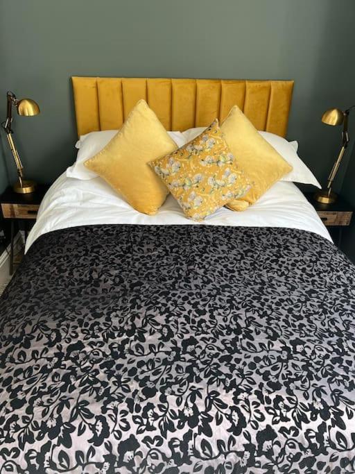 Beautiful 2 Bed In - Free Onsite Parking * Bath