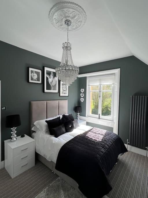 Beautiful 2 Bed In - Free Onsite Parking * Bath