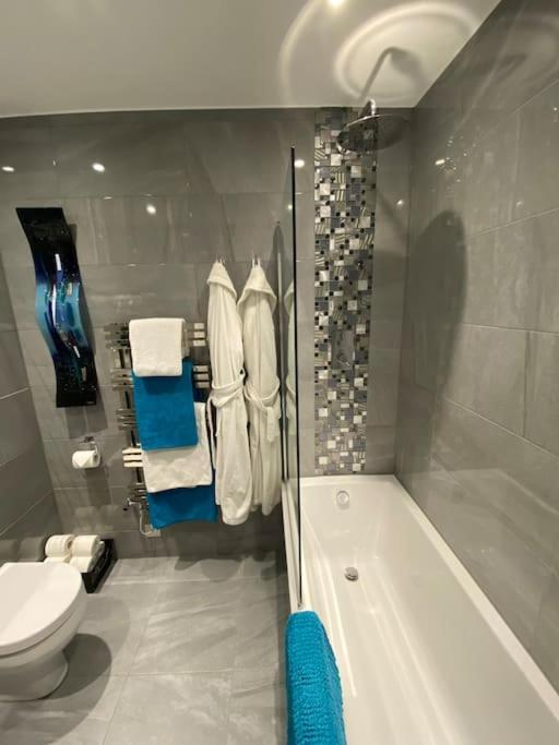 Beautiful 2 Bed In - Free Onsite Parking * Bath