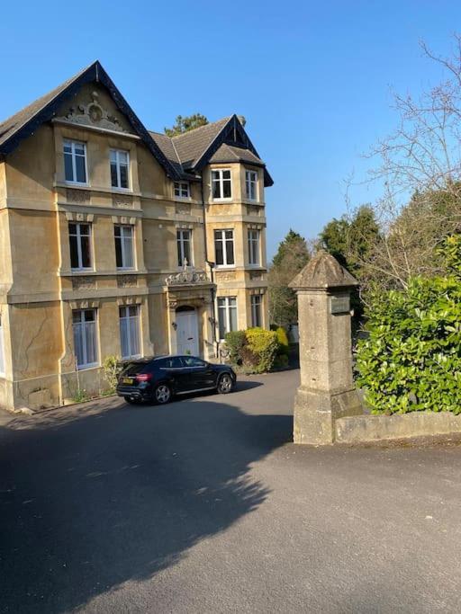 Beautiful 2 Bed In - Free Onsite Parking Apartment *