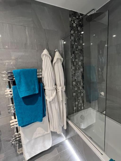 Beautiful 2 Bed In - Free Onsite Parking * Bath