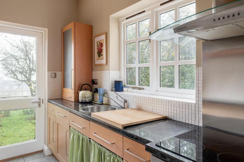 Stylish With Parking - Garden And Workspace Apartment