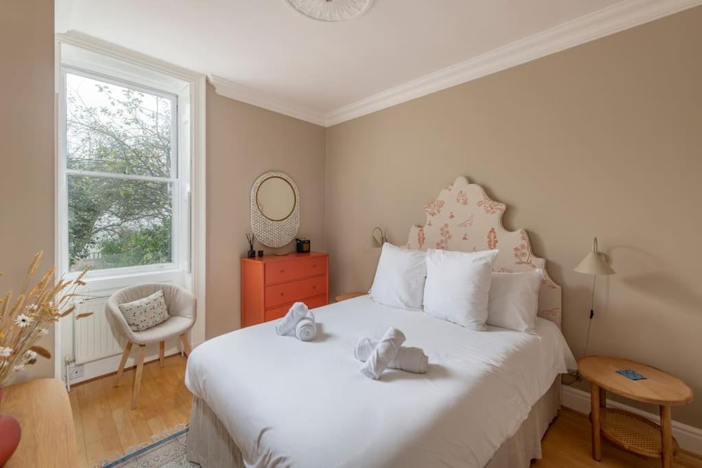 Stylish With Parking - Garden And Workspace *