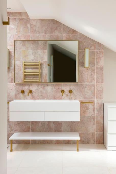 Dunsford House - Elegant Townhouse With Parking Bath