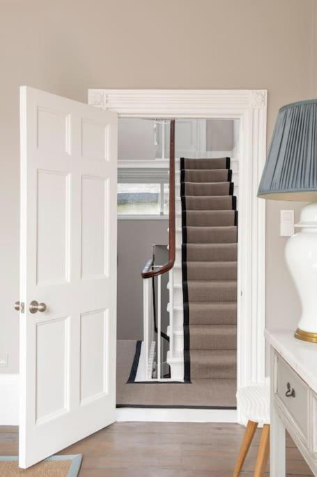 Dunsford House - Elegant Townhouse With Parking Holiday home