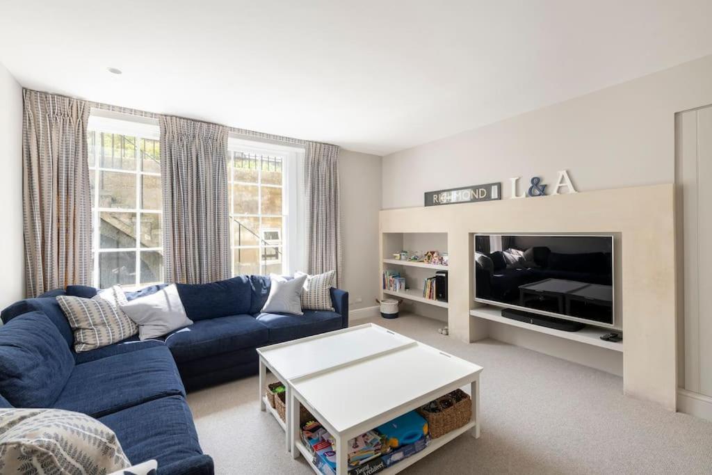 Holiday home Dunsford House - Elegant Townhouse With Parking Bath