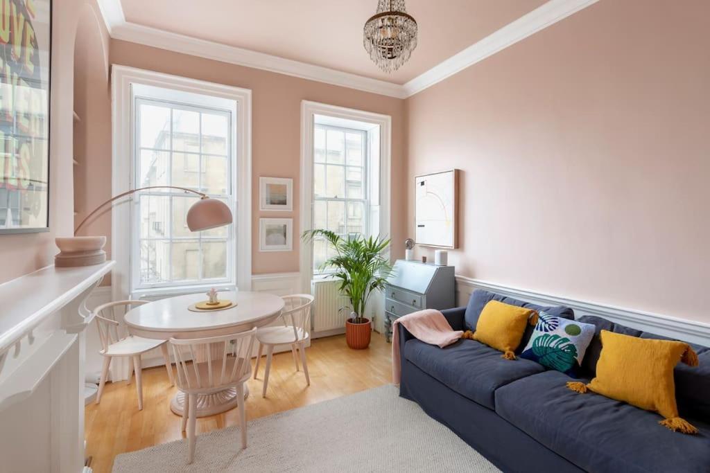 Stylish With Parking - Garden And Workspace Apartment