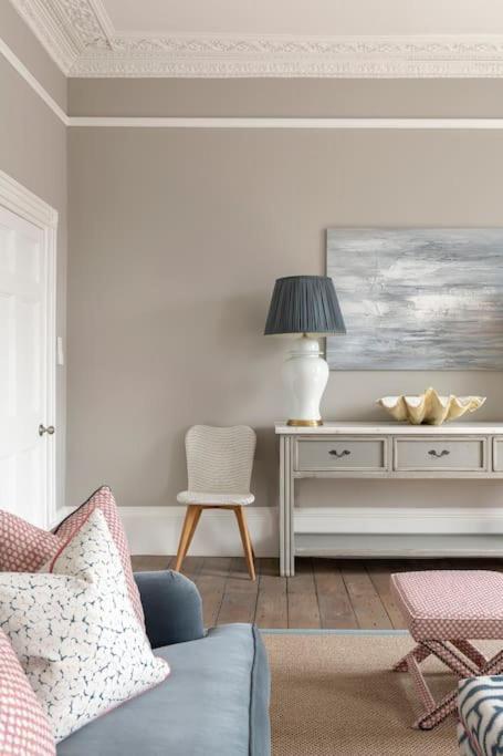 Dunsford House - Elegant Townhouse With Parking