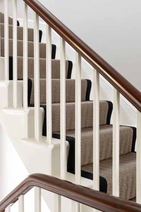 Dunsford House - Elegant Townhouse With Parking Bath