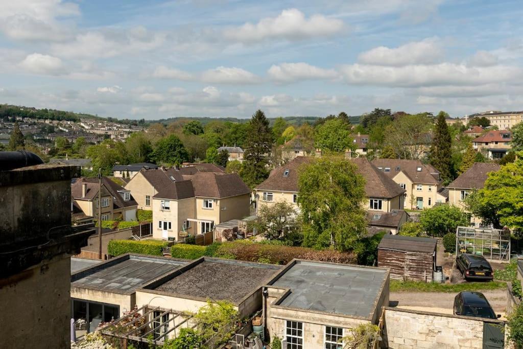 Dunsford House - Elegant Townhouse With Parking