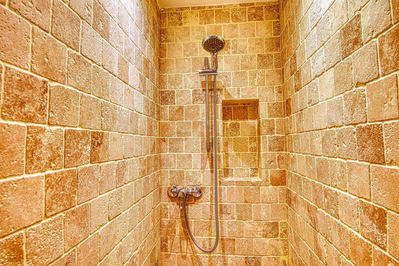4 Bedroom House In With Garden & Free Private Parking * Bath