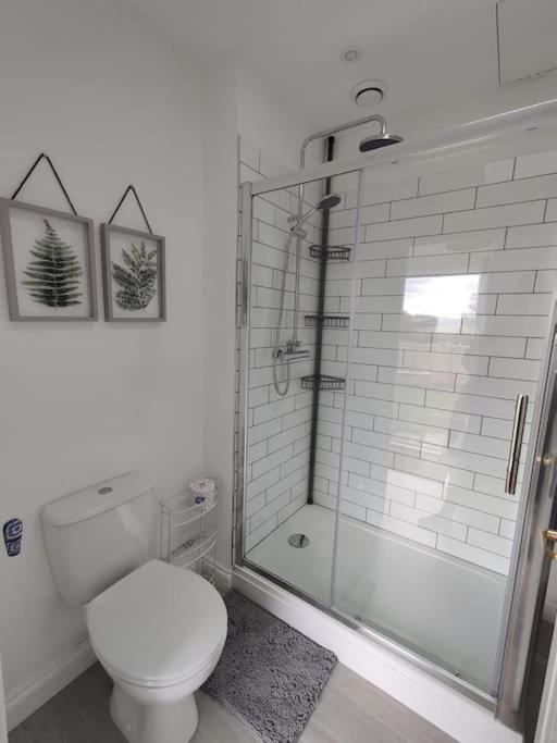 The @ Cleeve Hill Apartment *