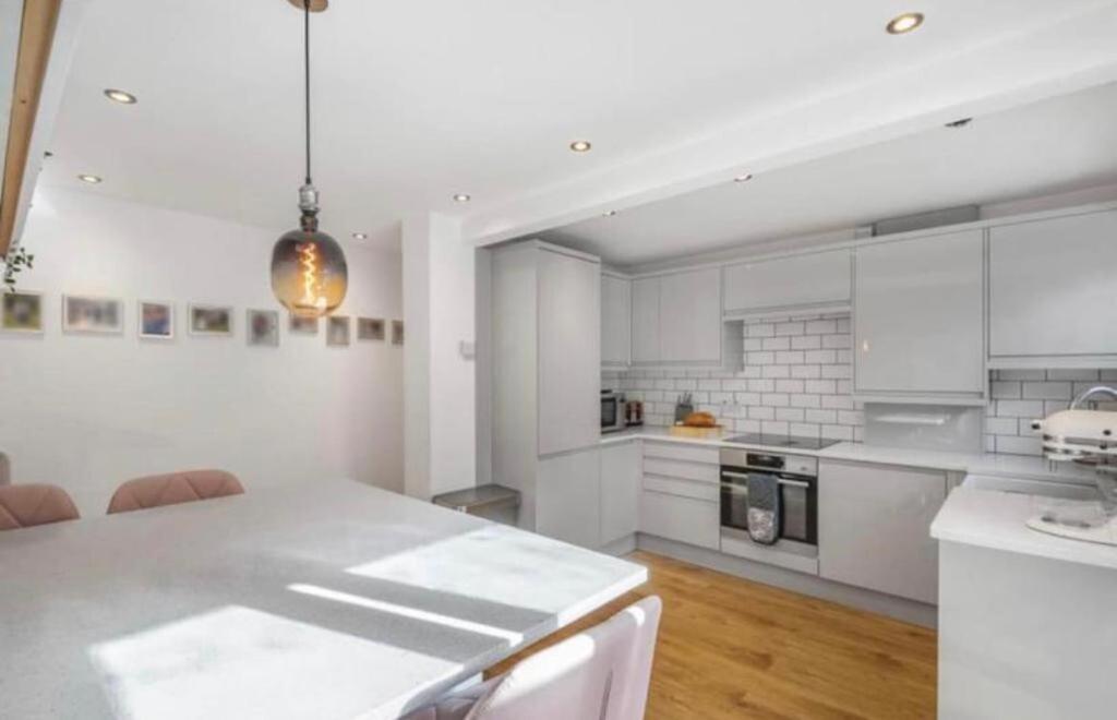 Modern 3 Bed - Sleeps 6 With Hot Tub *