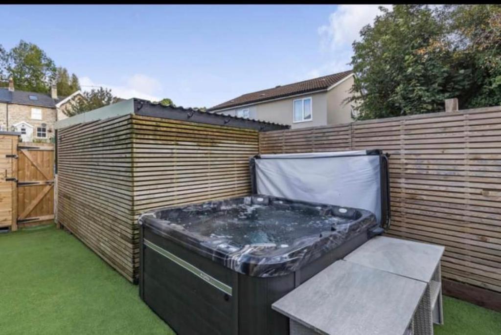 Holiday home Modern 3 Bed - Sleeps 6 With Hot Tub