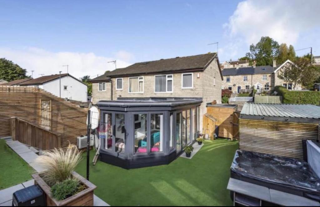 Modern 3 Bed - Sleeps 6 With Hot Tub Holiday home *