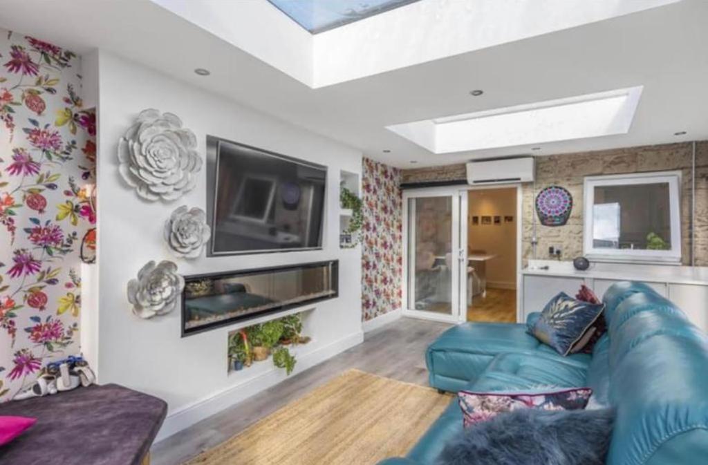 Modern 3 Bed - Sleeps 6 With Hot Tub Holiday home *